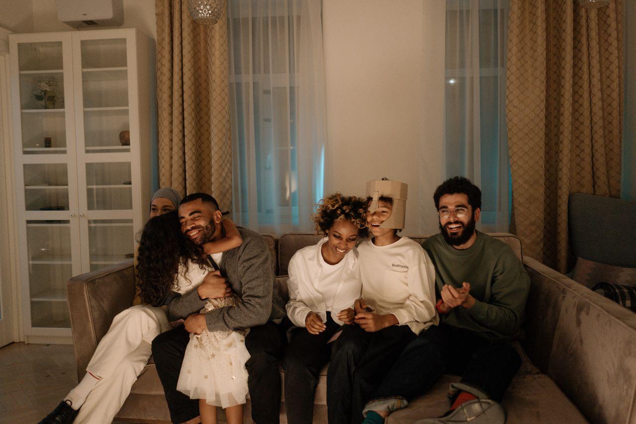 Famille qui profite d’une soirée dans le canapé, devant la télé